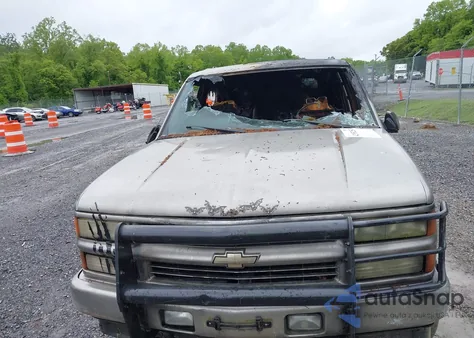 2000 Chevrolet Tahoe Z71 из США, поврежденный, VIN 1GNEK13R0YR201945